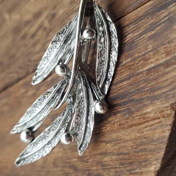 B664 floating magnolia leaf‎ brooch - Picture 2 of 3